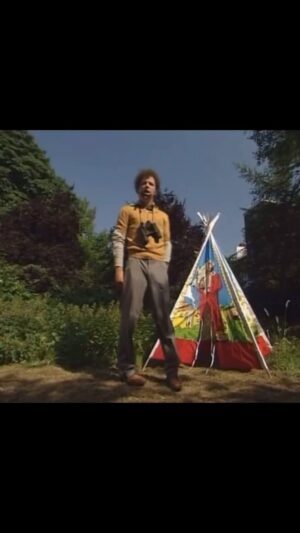 Maxim Hartman Instagram - De gluurbuur. (Hier was ik 14 jaar oud. )