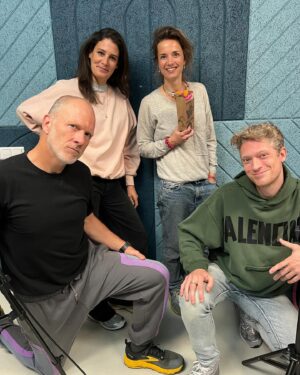 Maxim Hartman Instagram - Vandaag zijn de dames vd shitshow aanwezig. Ze zijn naarstig op zoek naar mannen. Ook het apennieuws deden ze uit volle borsten mede. Zie slide twee. Willem Treur begint ondertussen steeds meer op een lid te lijken. Uit een Duitse boyband. Luister ook gratis naar WAT een WEEK  Op iedere fatsoenlijke en onfatsoenlijke podcastapp te vinden. Ps we gingen voor de foto en de posering even op de knietjes omdat de shitshowwijffies vrij klein van postuur bleken.