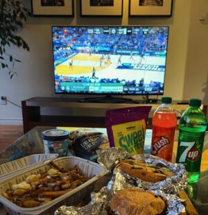 Maxim Martin Instagram - Tant qu’à avoir un cheat day… aussi bien en faire un vrai!😉
#fiveguys 
#jujubes
#benandjerrys 
#missvickieschips 
#orangecrush 
#7up 

Ajoute des sweat pants, un hoodie et #marchmadness et c’est une journée parfaite
P.S. les 2h de vélo sur Zwift enlève toute culpabilité 😉🚵