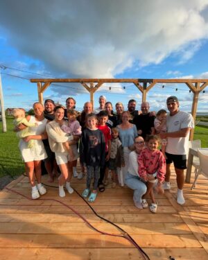Maxim Martin Instagram - Un moment tout simplement surréaliste…
Voici pourquoi j’aime ça plonger dans la vie sans me poser de question.
J’ai fait une vidéo avant de prendre l’avion pour les Îles-de-la-Madeleine où je suis en show. Quand j’ai la chance de passer quelques jours, j’en profite pour dire aux gens: si vous avez des activités à me proposer, vous voulez qu’on aille s’entraîner ensemble ou juste me faire découvrir votre coin, je suis partant.

Vendredi matin, Maman Martine m’écris pour me dire que son mari, leur fille et leur gendre veulent aller courir un 25k et ils m’invitent à me joindre à eux. On s’appelle pour voir les plans et dans le temps de le dire, c’est rendu qu’ils m’invitent à souper avec eux et c’est là que ça devient surréaliste…

La maison est parfaite, la table, la bouffe est parfaite. Tout le monde dans la famille est beau, sain et dégage une énergie pure et simple. Tellement parfait que je me suis dit: impossible que cette famille existe pour de vrai, ils ont fait un casting sur l’île?!

Ajoute à ça que personne boit, la table est remplie de produit sans alcool. Je suis assis au bout de la table à contempler tout ça et à remercier la vie de me faire baigner dans cette oasis de pur bonheur.

Et comme dernier clin d’œil de la vie, Martine me dit:
- Désolé, manque juste notre fils qui joue à un jeu vidéo avec son frère. Ça fait des années qu’il attend ce jeux,
Et là je flash car ça fait des années que moi aussi j’attends un certains jeu et je dis;
- Pas NCAA 25?
- Oui, c’est ça 

Je pensais qu’on était 10 au Québec qui jouait à ça.
Ils sont venu au spectacle et j’espère les revoir avant de repartir demain. 
Après mon show, assis seul sur le balcon à regarder les étoiles dans le ciel, j’essayais de comprendre la signification de ce moment parfait que je venais de vivre et la seule chose qui me venait en tête, c’est que c’est la façon que la vie a de t’indiquer que t’es sur ton X.
Comme si elle mettait une étoile sur le frigidaire en te disant:
- Bravo mon grand continue comme ça 

Merci full à Martine et sa famille de m’avoir fait vivre un moment aussi magique 💙