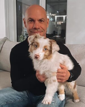 Maxim Martin Instagram - Cette petite face a 4 ans aujourd’hui…
De toutes les choses que j’ai fait pour changer et améliorer ma vie, je n’aurais jamais pensé que cet être vivant pourrait m’apporter autant.

De la voir être dans le moment présent à chaque instant de sa vie, me rappelle de l’être.
Son bonheur simple me rappelle que le miens n’est jamais loin non plus.

Merci @anakimassistance de m’avoir aider à l’entraîner et réussir son examen de Chien d’assistance. 
Pour eux qui ne le savent pas, lorsque j’ai été diagnostiqué TDAH à la surprise de fucking personne, j’ai voulu un approche plus naturel plutôt que de prendre des médicaments… c’était mon choix à moi.

On me demande souvent si ça fonctionne…
Juste commencer ma journée en marchant avec elle me pose, de l’avoir à mes côtés me calme et de ramasser sa marde me garde humble hahaha 😉
Et maintenant qu’elle me suit sur scène, c’est au Québec complet qu’elle fait du bien

Belle Aura, Bébé Chien, on dit souvent que c’est le chien qui choisit son maître… tu m’en vois grandement choyé 
🐶♥️