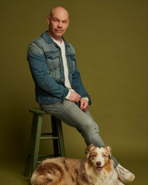 Maxim Martin Instagram - En tournée partout au Québec avec Bébé chien. Visitez mon site pour les dates de spectacles ! 🐶🎤 #bonchien #humour #quebec