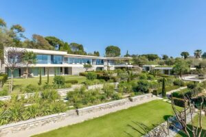 Maxime Merkouchenko Instagram - Exceptional contemporary villa in the heart of Cap d'Antibes. 900m² of living space, landscaped park of 5000m². A true gem! 🏡💎 #DreamVilla #CapdAntibes #LuxuryLiving
Price < 30M€

Exceptionnelle villa contemporaine au cœur du Cap d'Antibes. 900m² habitables, parc paysager de 5000m². Un véritable bijou ! 🏡💎 #VillaDeRêve #CapdAntibes #LuxuryLiving
