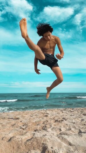 Maximilian Lee Piazza Instagram - Be water 💦, my friend ~ Bruce Lee 🐉 
 
 
 
 
 
 
#brucelee #martialarts #karate #bts