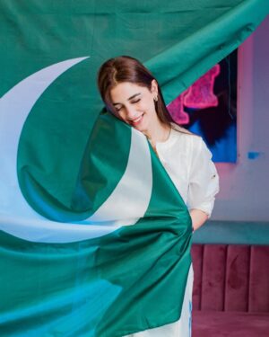 Maya Ali Instagram - On this special day🇵🇰, let’s remember the sacrifices made for our freedom and honor them by striving for a better future.And may we continue to build on the legacy of our forefathers and make our country even greater. Saluting the heroes who made our freedom possible and embracing the spirit of unity. May our flag always fly high and our hearts remain full of pride and joy. 

Jashan-E-Azadi Mubarak 🇵🇰

@zohaibclicks 📸