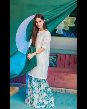Maya Ali Instagram - On this special day🇵🇰, let’s remember the sacrifices made for our freedom and honor them by striving for a better future.And may we continue to build on the legacy of our forefathers and make our country even greater. Saluting the heroes who made our freedom possible and embracing the spirit of unity. May our flag always fly high and our hearts remain full of pride and joy. 

Jashan-E-Azadi Mubarak 🇵🇰

@zohaibclicks 📸