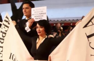 Maya Zapata Instagram - El tema de la noche fue: Ser Vistxs. Nos pusimos a pensar cómo dar un mensaje claro a través de la ropa, usándola como arma de lucha y visibilización. 

Ahí el resultado! 

Actos simbólicos que piden acciones concretas para una comunidad que, aún hoy, se resiste a reconocer el problema. 

Cuando el teatro más visible, que no sea una franquicia importada de USA que ya exige cuotas, se parezca al contexto social mexicano, ese día podremos descansar.

Si bien el teatro es donde más podemos apreciar el talento de la gente racializada, aún representan estereotipos y ocupan espacios de poca visibilidad. 

Se necesitan más personas de todxs los tonos, formas y orígenes teniendo un lugar y representando otras identidades, no sólo aquellas a las que el sistema nos ha permitido representar como única posibilidad. 

Gracias a @losmetromx porque este evento se ha convertido en un espacio necesario de reflexión colectiva, además de un viaje necesario para conocer el trabajo de lxs demás! 

🙏🤎🎭