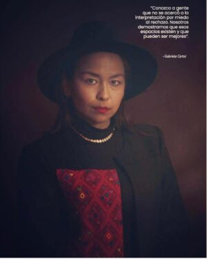 Maya Zapata Instagram - No, no es normal que en la televisión mexicana, en el teatro y en el cine mainstream, no haya gente morena en un país de mayoría prieta. 
No es normal que siendo mayoría seamos tratados como minoría. 
No es normal que hayamos crecido con la idea, distorsionada por nuestra cultura, de que l@s prietos no somos dign@s de mostrarse.
No es normal que hayamos consumido por años el mensaje de que somos pobres, delincuentes, víctimas o violentos, como si esa fuera la única historia a la que podemos acceder y que podemos contar de nosotros.
No es normal que la mayoría de la gente, que vive en precariedad econonómica, sea prieta y, los más ricos de los ricos, sean blancos. 

Hoy es momento de reclamar el lugar que nos corresponde. Las nuevas generaciones merecen crecer sintiéndose representad@s y orgullos@s de ser quiénes son.

Gracias @pmaguilarr y @lifeandstylemex por el espacio y por reconocer la importancia de hablar sobre este tema. 🙏🥰

@poderprieto_mx #poderprieto