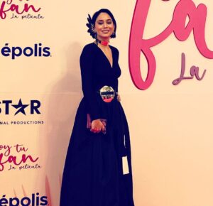 Maya Zapata Instagram - De ayer en alfombra rosa de #soytufan 🌺

Se estrena el 8 de septiembre en todos los cines y estoy ansiosa de que nos digan si les gustó o nos echan jitomates! Jeje! 

Bueno, vayan a verla y luego me dicen, ¿va? 😜🥰

Styling: Yo mera! 

Joyas: @rosymargonzalez_jewelry 
(aretes, gargantilla, cinturón)

Copili: @hijosdelmaizoficial_mx