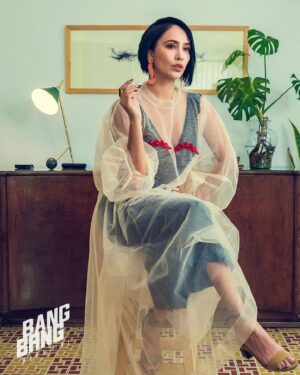 Maya Zapata Instagram - Se notará mucho que estoy posando? 🤔🧐😜

(Link de la revista en mi BIO)

Gracias @bangbang_magazine por el espacio para hablar sobre @poderprieto_mx . Necesitamos nombrar nuestro Racismo, reconocer cómo lo reproducimos y perpetuamos. 

Hablar de Racismo no te hace de cristal, sino de acero. Frágiles son aquellos que no quieren salir del cómodo statu quo. Valientes son los que alzan la voz para nombrar lo que necesita ser trasformado.

#hablemosderacismo 
#poderprieto