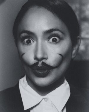 Maya Zapata Instagram - No se ustedes qué opinen, pero creo que el bigote me sienta muy bien…. 😜🥸😏

Gracias por las fotos @cesarramos 📸@foto_automat 
Maquillaje @claudia_rizor