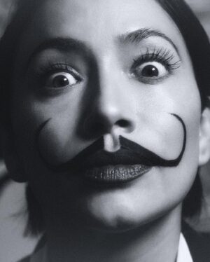 Maya Zapata Instagram - No se ustedes qué opinen, pero creo que el bigote me sienta muy bien…. 😜🥸😏

Gracias por las fotos @cesarramos 📸@foto_automat 
Maquillaje @claudia_rizor