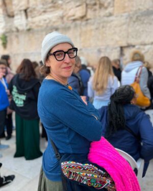 Mayim Bialik Instagram - My heart is big. My heart can hold love for Israel, the homeland of the Jewish people. My heart feels the immense pain and horror the Israeli people are experiencing and I share that pain. My heart feels fear because of the antisemitism moving through this world with no end in sight. My heart feels rage for the lack of unanimous global support for a swift return of the hostages taken by Hamas, the terrorist organization terrorizing Israelis and Palestinians alike. My heart can hold all of this. Can yours? #ReleaseTheHostages
#BringThemHomeNow
