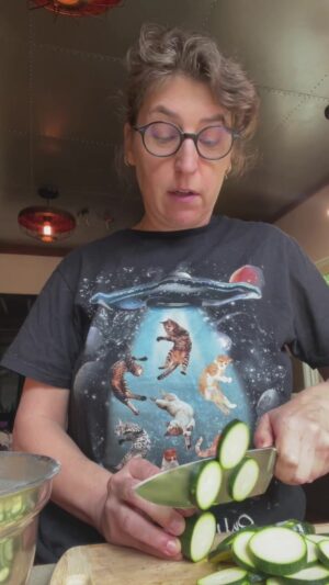 Mayim Bialik Instagram - Making zucchini chips and talking #amyfarrahfowler and @youngsheldoncbs on a Thursday 🧑‍🍳