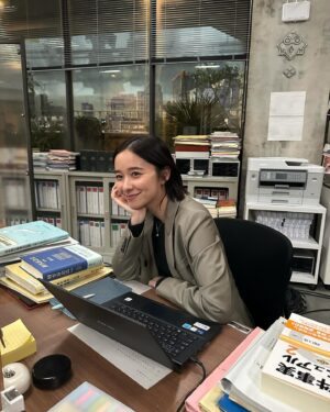 Mayu Hotta Instagram - ・

日曜劇場『アンチヒーロー』
今夜最終回を迎えます。
緻密な脚本に毎話わくわくしながら
より面白く、高いところを目指して
皆様と共に紫ノ宮を育てていただく日々でした🌿
約5ヶ月もの時間を共に過ごした
キャスト・スタッフの皆様は
それぞれが、自身の仕事に誇りを持ち
ものづくりを楽しまれている方ばかりで
その姿に触発される毎日でした。
奇跡的に出会い集まった最高のチームで
最終回をお届けします。
どんな最後を迎えるのか、それぞれの正義の行方を
よーく見届けてくださいね✨✨

@antihero_tbs