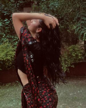 Mazel Vyas Instagram - ऐसी बरसातों मैं आओ ना♥️