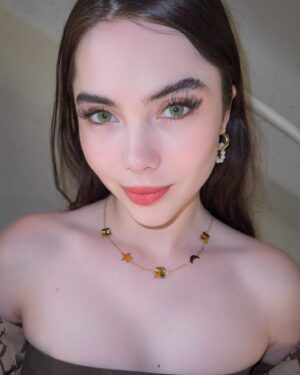McKayla Maroney Instagram - summers been fun but I’m ready to wear my sweaters now🍂🍁🥹🤎✨💫 -necklace & puffer jacket by @famouslifefashion