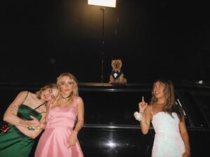 Mckenna Grace Instagram - Loser mv and song are out🩷

Thank you @david_bu @kellamusic :) And to the crew and my friends who made this video so special and so much fun to film💕💕