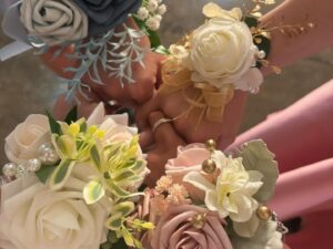 Mckenna Grace Instagram - Loser mv and song are out🩷

Thank you @david_bu @kellamusic :) And to the crew and my friends who made this video so special and so much fun to film💕💕