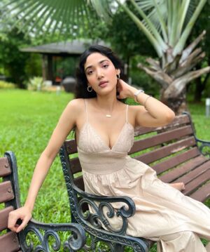 Medha Shankar Instagram - Thankyou so much for the birthday wishes🤗 Had the most rejuvenating stay in the midst of nature, surrounded by the love of my closest people. Funny thing- there was almost no network in the area (no, that wasn’t planned🌝), and i think that’s one of the primary reasons why this trip felt so wholesome. Nobody could take work calls or mindlessly scroll through social media too much which led to everyone being more present and engaged. And none of us has had a better time in years!🌸
New goal- Live. Love. Laugh. Pause. Repeat🌟