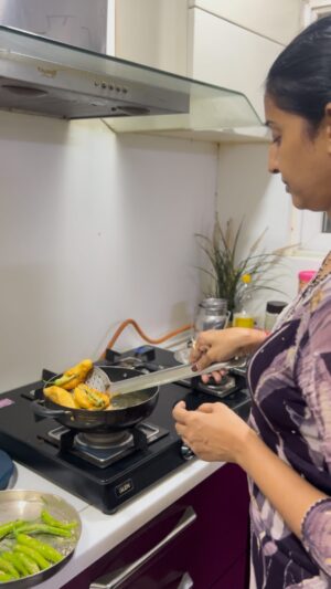Meena Vasu Instagram - My mom is a Mirchi Baji expert ✨🤌🌶️

#parttimechef 😂🫶