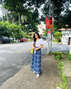 Meenakshi Anoop Instagram - Kaathu mela 💨 look up 👀 iykyk !
👗 @trending_vestures 🫶🏻