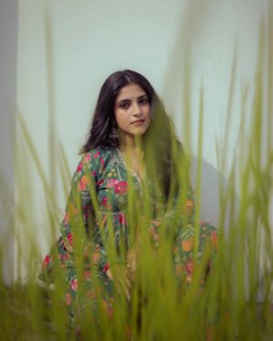 Meenakshi Dinesh Instagram - Comment down if pachai niram is your favourite 🌿

pc @maneeshbaby 
stylist @rashmimuraleedharan 
costume @vogarebyshabnam 
earing @ladies_planet_rental_jewellery