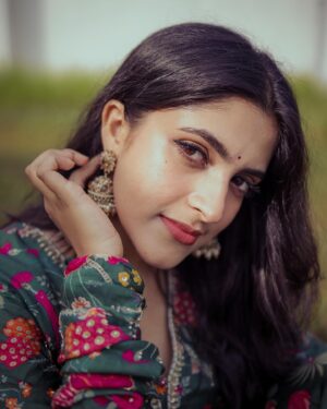 Meenakshi Dinesh Instagram - Comment down if pachai niram is your favourite 🌿

pc @maneeshbaby 
stylist @rashmimuraleedharan 
costume @vogarebyshabnam 
earing @ladies_planet_rental_jewellery