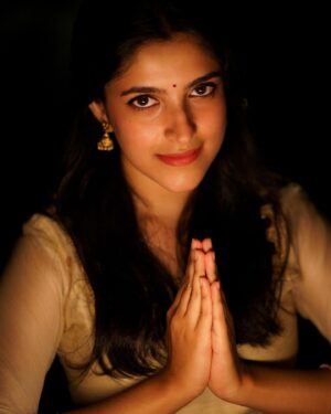 Meenakshi Dinesh Instagram - Swipe to see me thanking the photographer for sending the pictures so early🙂
@ag_hori_