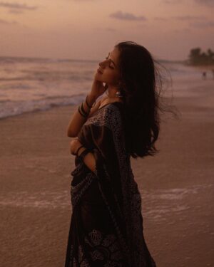 Meenakshi Dinesh Instagram - In my era

@mizhi_333 

Saree @tales_of_yellow_yarn