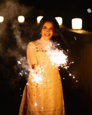 Meenakshi Dinesh Instagram - Happy diwali 🪔✨

📷 @sour__v

#diwali #diwali2023 #happydiwali #celebration #lights #diya #celebrate #happiness #love #family #friendship #india #culture #indian #desi