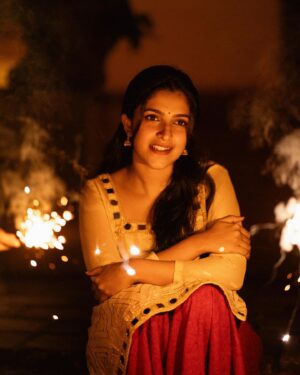 Meenakshi Dinesh Instagram - Happy diwali 🪔✨

📷 @sour__v

#diwali #diwali2023 #happydiwali #celebration #lights #diya #celebrate #happiness #love #family #friendship #india #culture #indian #desi