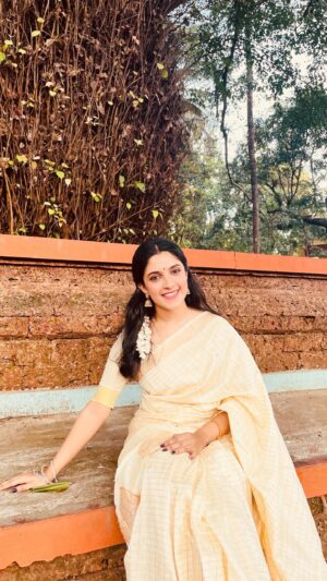 Meenakshi Dinesh Instagram - This was my favourite pick from @peachmodeinsta 
Completely loved the fabric & print🫶🏻

Saree: @peachmodeinsta