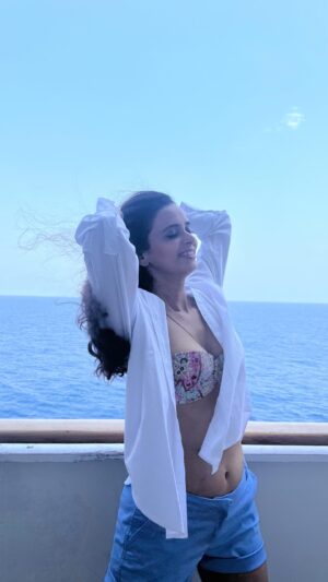 Meenakshi Dixit Instagram - I love the audio 😬✌️✨❤️

#meenakshidixit #instamood #casualstyle #comfortablefashion #ootdfashion