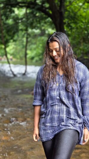 Meera Anil Instagram - When my viewers ask…do u put makeup always…!😂😂🥲🥲🥲
NOOOOOOOOOO…I put it in reel and not n real❤️🥰🥲

Location-Somewhere deep inside a dense forest🥰
Pic @spvishnu_vast_skiezzz