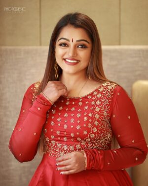 Meera Anil Instagram - 🎙️
Good morning ….
Event for | @milestonemakers.in 
Hair & make up by | @surumiartistry 
📸 | @photogenicfashionphotography
