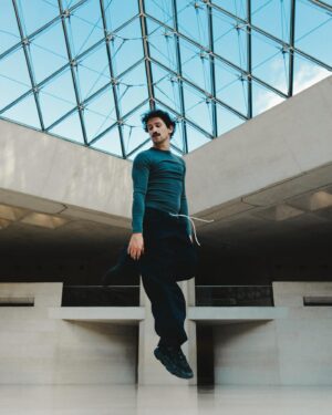 Mehdi Kerkouche Instagram - @emkadanceproject X @museelouvre ⚡️🏁💪🏻 🧘‍♀️ 
Et si on transformait le plus grand musée du monde en la plus grande salle de danse et de sport du monde ? 
Je vous donne rdv avec ces 4 coachs d’exceptions du 24 avril au 31 mai au musée du Louvre, avant l’ouverture de ces portes, pour un morning workout dont vous vous souviendrez toute votre vie : yoga avec @lauredary , dancehall avec @queensyblz , cardio avec @lemovedeleo et groove avec Salim Bagayoko, le tout au milieu des plus belles œuvres du musée 🥹
Billetterie ouverte très bientôt, retrouvez le lien pour recevoir la newsletter en bio 🫰🏻
ATTENTION : places très limitées 🫠🫠🫠
Ps : un an que j’attends de vous le dire 😭😭😭
📸 @hanna_pallot 
👗 @guillaumeboulez