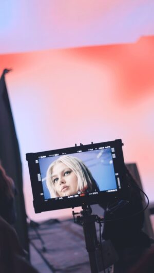 Mehdi Kerkouche Instagram - La pluie - Le Making Off 🌧️

Si vous voulez voir le résultat le clip est toujours disponible sur YouTube!

Merci encore à tout ceux qui ont permis de réaliser ce clip🙏🏻

Réalisation @milarunser
Vidéo BTS : @maycondehan
Produit par @hiersoir.tv

Chorégraphe @mehdikerkouche
Danseuses
@lisaingrandloustau
@sarahbeattie__ @fannycolliard @michmich
@ashleylya @sachaneel

DA @charlottecusinato

Makeup Louane @lyana_kantsalieva
Make-up dancers @_sandra.ls_
Hair @rudymarmet
Hair dancers @gnyhair
Stylist @siwarcheiakh
Ass stylist @_itsuroh

Management Louane @onlyprogroup @naymrb
Assistante Louane @jadegasset_
Label @islanddefjam @universalmusicfrance