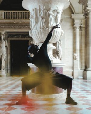 Mehdi Kerkouche Instagram - @emkadanceproject X @museelouvre ⚡️🏁💪🏻 🧘‍♀️ 
Et si on transformait le plus grand musée du monde en la plus grande salle de danse et de sport du monde ? 
Je vous donne rdv avec ces 4 coachs d’exceptions du 24 avril au 31 mai au musée du Louvre, avant l’ouverture de ces portes, pour un morning workout dont vous vous souviendrez toute votre vie : yoga avec @lauredary , dancehall avec @queensyblz , cardio avec @lemovedeleo et groove avec Salim Bagayoko, le tout au milieu des plus belles œuvres du musée 🥹
Billetterie ouverte très bientôt, retrouvez le lien pour recevoir la newsletter en bio 🫰🏻
ATTENTION : places très limitées 🫠🫠🫠
Ps : un an que j’attends de vous le dire 😭😭😭
📸 @hanna_pallot 
👗 @guillaumeboulez