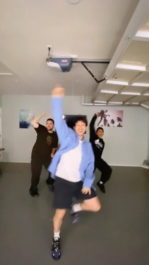 Mehdi Kerkouche Instagram - Si j’avais 14 ans et que je vivais à Los Angeles et que mes parents avaient un garage et que j’avais des potes danseurs (ça fait beaucoup de et que mais c’est vrai ✌🏻)
@barbara.ckg @nazar_dancer 😈🫶🏻