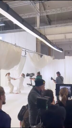 Mehdi Kerkouche Instagram - Mamaaaaan on a fait un clip ! Et je dis quand même pas mal de conneries au travail désolé 😅🫰🏻
@angele_vl @amyswansonsalmon @sylviefarr @empreintedig 🫶🏻