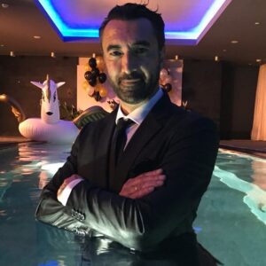 Mehmet Kurtuluş Instagram - Party ends in the pool!
Partiyi havuzda bitirdik ; )
(‘Am Ende Legenden’ release 2019
 Warner Bros. - ‘Am Ende Legenden’  filminden bir kare)
