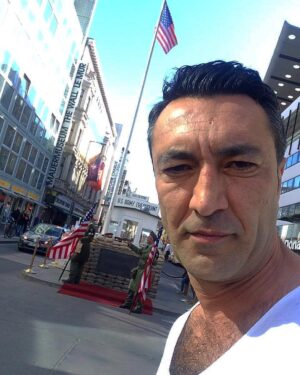 Mehmet Kurtuluş Instagram - Where East and West came face to face. // Dogu ve Bati'nin yüzlestigi yer. 
#berlin #history #me #mehmetkurtulus #photooftheday #selfie