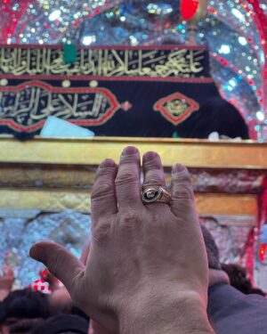 Mehran Ghafourian Instagram - .
سلام بر حسین (ع) 
۱۴۰۳
#یاحسین

يا أبا عَبدِ الله إنِّي سِلْمٌ لِمَنْ سالَمَكُمْ، وَحَرْبٌ لِمَنْ حارَبَكُمْ ، وَوَلِيٌّ لِمَنْ والاكُمْ، وَعَدُوٌّ لِمَنْ عاداكُمْ، فَأسْألُ اللهَ الّذِي أكْرَمَني بِمَعْرِفَتِكُمْ، وَمَعْرِفَةِ أوْلِيائِكُمْ، وَرَزَقَني البَراءَةَ مِنْ أعْدائِكُمْ، أنْ يَجْعَلَني مَعَكُمْ في الدُّنْيا وَالآخِرَةِ، وَأنْ يُثَبِّتَ لي عِنْدَكُمْ قَدَمَ صِدْق في الدُّنْيا وَالآخِرَةِ.

اى اباعبدالله، من صلح كننده ام براى كسانى كه با تو صلح كنند، و جنگ كننده ام براى کسانی كه به تو وفادارند، و دشمن دشمنان تو هستم ، اولیای خودت گرامی داشت و از دشمنانت بیزاری بخشید تا مرا در دنیا و آخرت با تو محشور كند و نزد تو مقام راستگویی را برای من قرار دهد در این دنیا و در آخرت