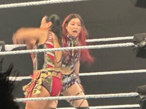 Meiko Satomura Instagram - WWE 日本公演　大阪エディオンアリーナ
トップ戦線を走るスーパースターと組んで勝利💪
久しぶりのイヨ・スカイ選手との対戦はゾクっときました✨
Thank you very much @itsmebayley @biancabelairwwe @jadecargill 
2024.7.25 #WWEOSAKA #WWEJAPAN #WWE