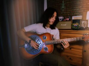 Mek Mekwattana Instagram - 𝙏𝙝𝙚 𝙨𝙤𝙣𝙜 𝙩𝙝𝙖𝙩 𝙨𝙝𝙖𝙥𝙚𝙙 𝙢𝙚 

พอพูดถึงเพลงแล้ว ทุกคนคงจะมีเพลงพิเศษในแต่ละช่วงชีวิตของตัวเอง
ส่วนของเราก็มีเพลงนึงที่เริ่มทำให้สนใจและหลงใหลในดนตรีร็อคแอนด์โรล นั่น ก็คือเพลง 𝘽𝙧𝙚𝙖𝙠 𝙤𝙣 𝙏𝙝𝙧𝙤𝙪𝙜𝙝 จากวง 𝙏𝙝𝙚 𝘿𝙤𝙤𝙧𝙨
แล้วของเพื่อน ๆ ล่ะ มีเพลงอะไรที่เป็นเพลงพิเศษที่ต้องย้อนกลับไปฟังเสมอ ๆ บ้าง เข้ามาแชร์กัน 

@ashasia_thailand
#Homelinelll #MarshallTH
#AshAsia #Jessemek