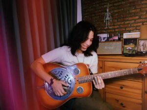 Mek Mekwattana Instagram - 𝙏𝙝𝙚 𝙨𝙤𝙣𝙜 𝙩𝙝𝙖𝙩 𝙨𝙝𝙖𝙥𝙚𝙙 𝙢𝙚 

พอพูดถึงเพลงแล้ว ทุกคนคงจะมีเพลงพิเศษในแต่ละช่วงชีวิตของตัวเอง
ส่วนของเราก็มีเพลงนึงที่เริ่มทำให้สนใจและหลงใหลในดนตรีร็อคแอนด์โรล นั่น ก็คือเพลง 𝘽𝙧𝙚𝙖𝙠 𝙤𝙣 𝙏𝙝𝙧𝙤𝙪𝙜𝙝 จากวง 𝙏𝙝𝙚 𝘿𝙤𝙤𝙧𝙨
แล้วของเพื่อน ๆ ล่ะ มีเพลงอะไรที่เป็นเพลงพิเศษที่ต้องย้อนกลับไปฟังเสมอ ๆ บ้าง เข้ามาแชร์กัน 

@ashasia_thailand
#Homelinelll #MarshallTH
#AshAsia #Jessemek