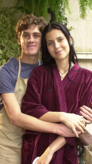 Mel Lisboa Instagram - Vamos relembrar? 🎬

Vocês pediram, então todas as quintas recordaremos meus trabalhos na TV, Cinema e Teatro. 

E começamos pelo grande sucesso “Presença de Anita”, de 2001. 
Com meu irmãozinho @leo_miggiorin 

📸 da capa: Reprodução/TV Globo

#tvglobo #globoplay #tbt