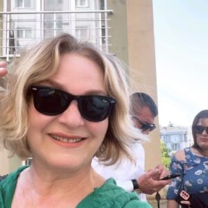 Melahat Abbasova Instagram - Azerbaycan Devlet Sanatçısı, Azerbaycanımızın gururu, ünlü besteci , İstanbul Şehir Tiyatrolarında sahneye koyduğum  değerli yazarımız Elçinin” Shakespeare”ve Hüseyiin Cavidin” İblis” oyunlarının bestecisi canım Aygünümle nihayet buluştuk. Herkesin hayatında Aygün gibi dürüst, sözü yüze deyen, merd , güvenle yastlana bileceyin bir dostu olmalı. Seni seviyorum AYGÜN. Hayatımda var olduğun üçün sene minnetdaram🙏 @aygunsamedzade @sanirabiigaa