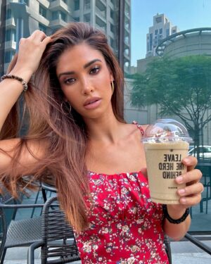 Mélanie Dedigama Instagram - On se prend un Frappuccino caramel ? 😍 
On amène Shakiki à la dance ? 😁 🎶